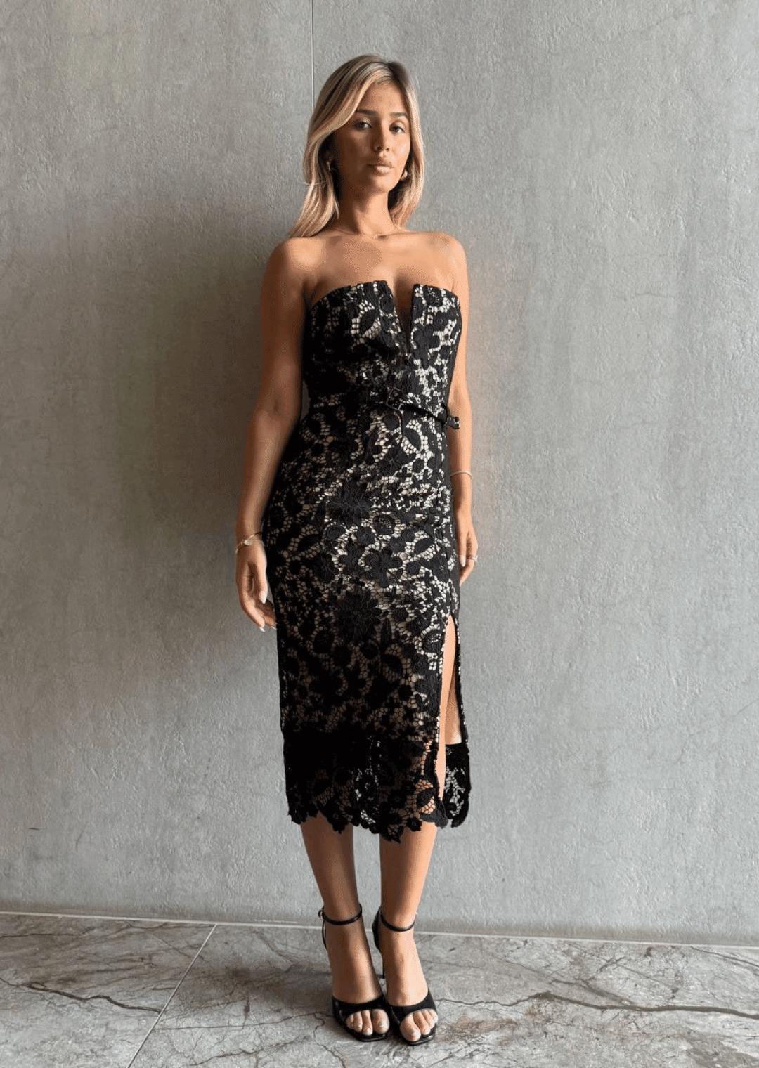 שמלת מידי סטרפלס - שחור