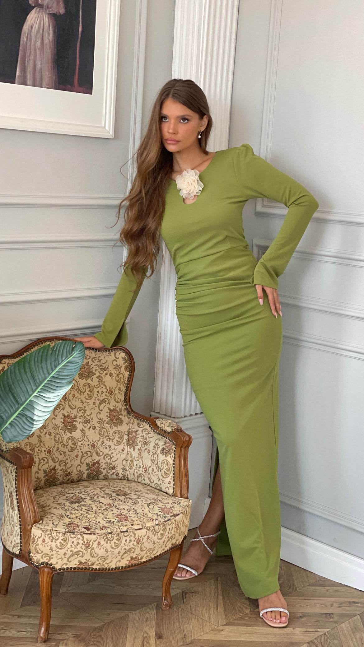 שמלת מקסי צנועה עם פרח שסע וכיווצים - ירוק