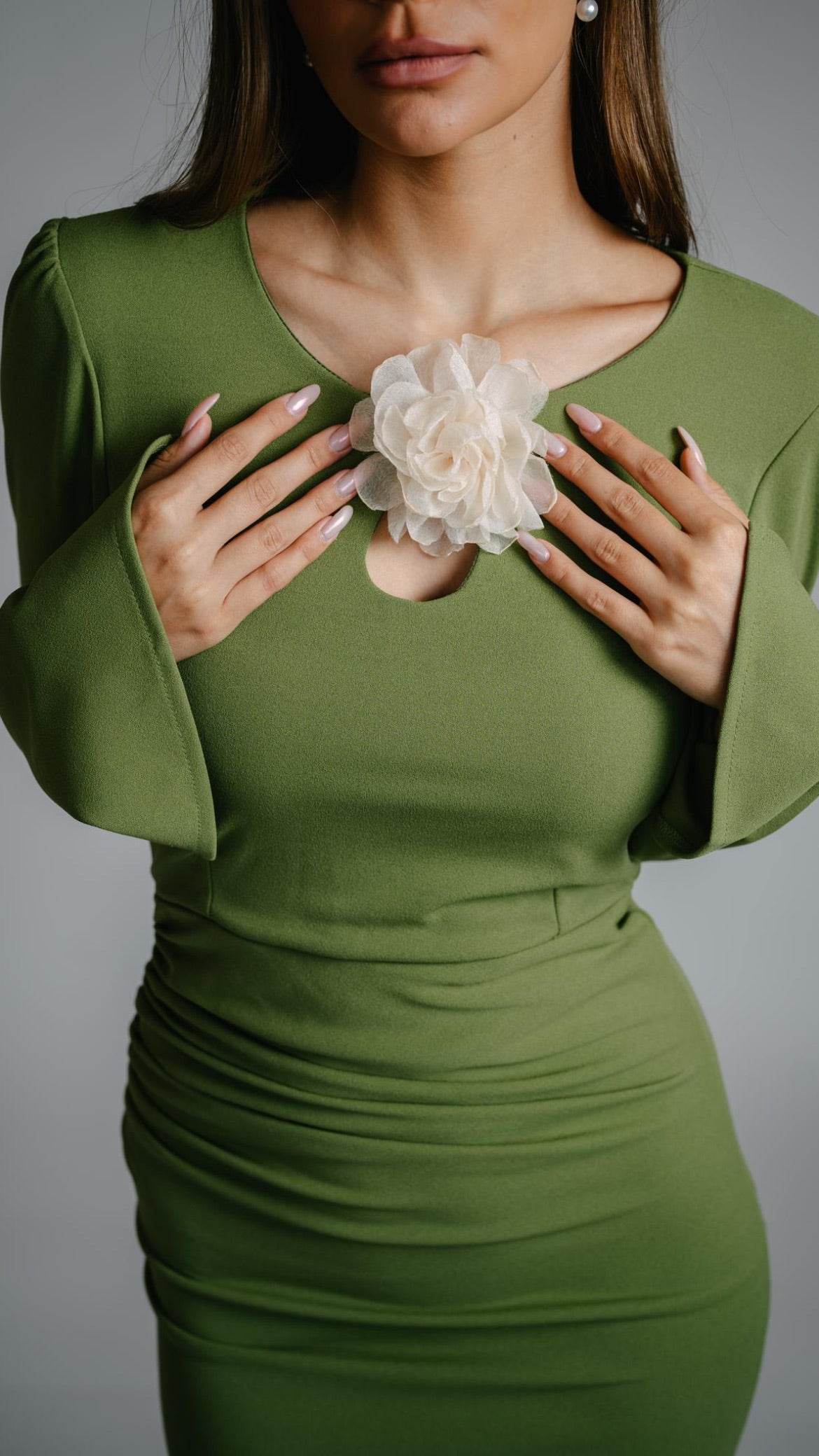 שמלת מקסי צנועה עם פרח שסע וכיווצים - SLUXE ירוק