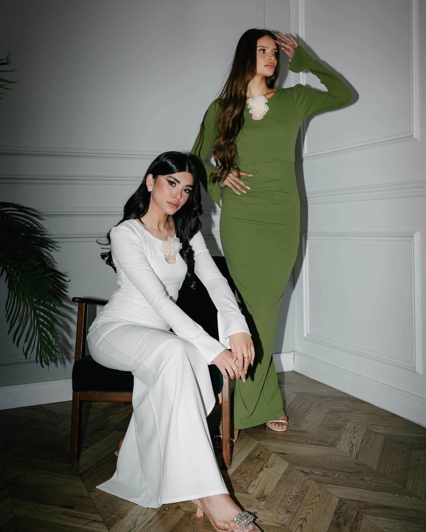 שמלת מקסי צנועה עם פרח שסע וכיווצים -