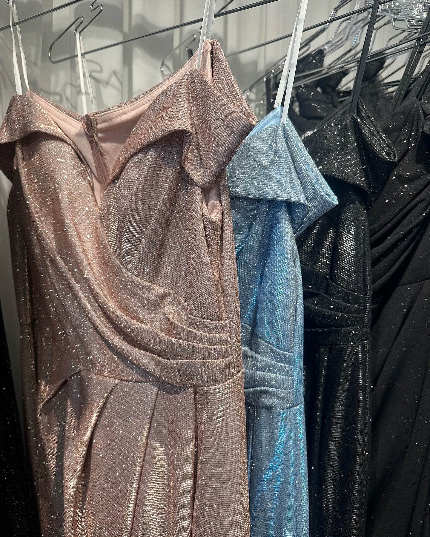 שמלת מקסי מבד מנצנץ עם שסע גבוה | SLUXE