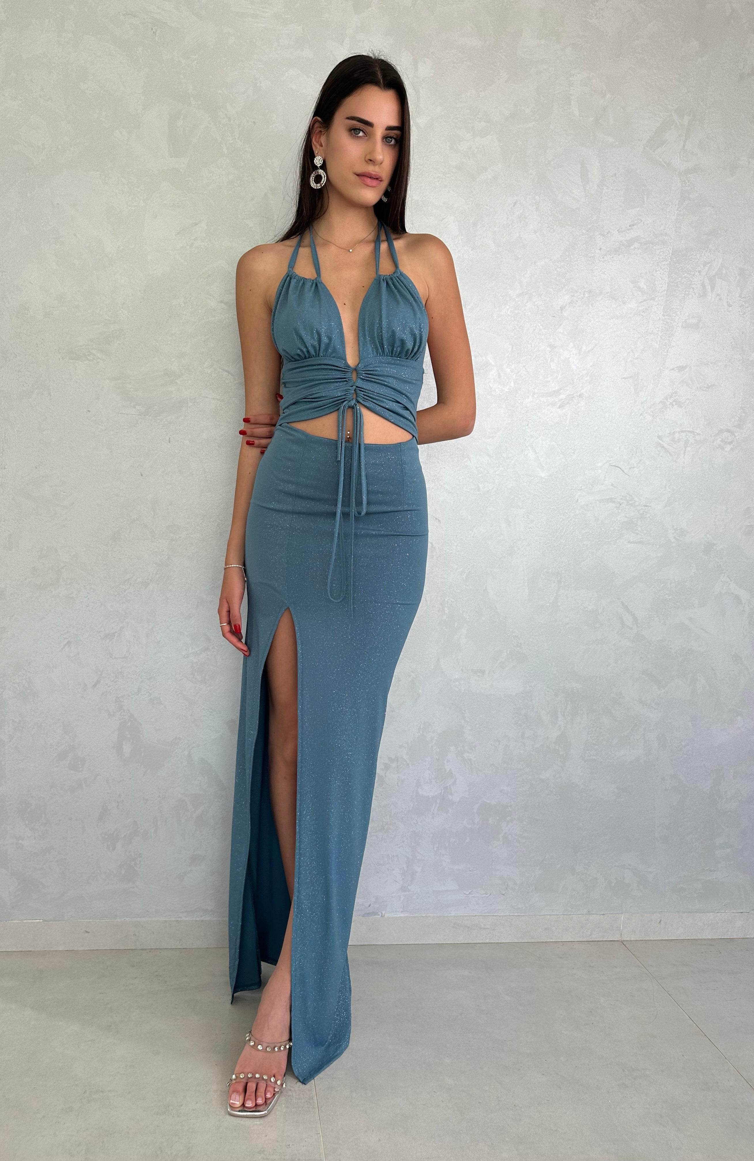 שמלת מקסי עם שסע בגיזרת משולשים ופתחים בבטן