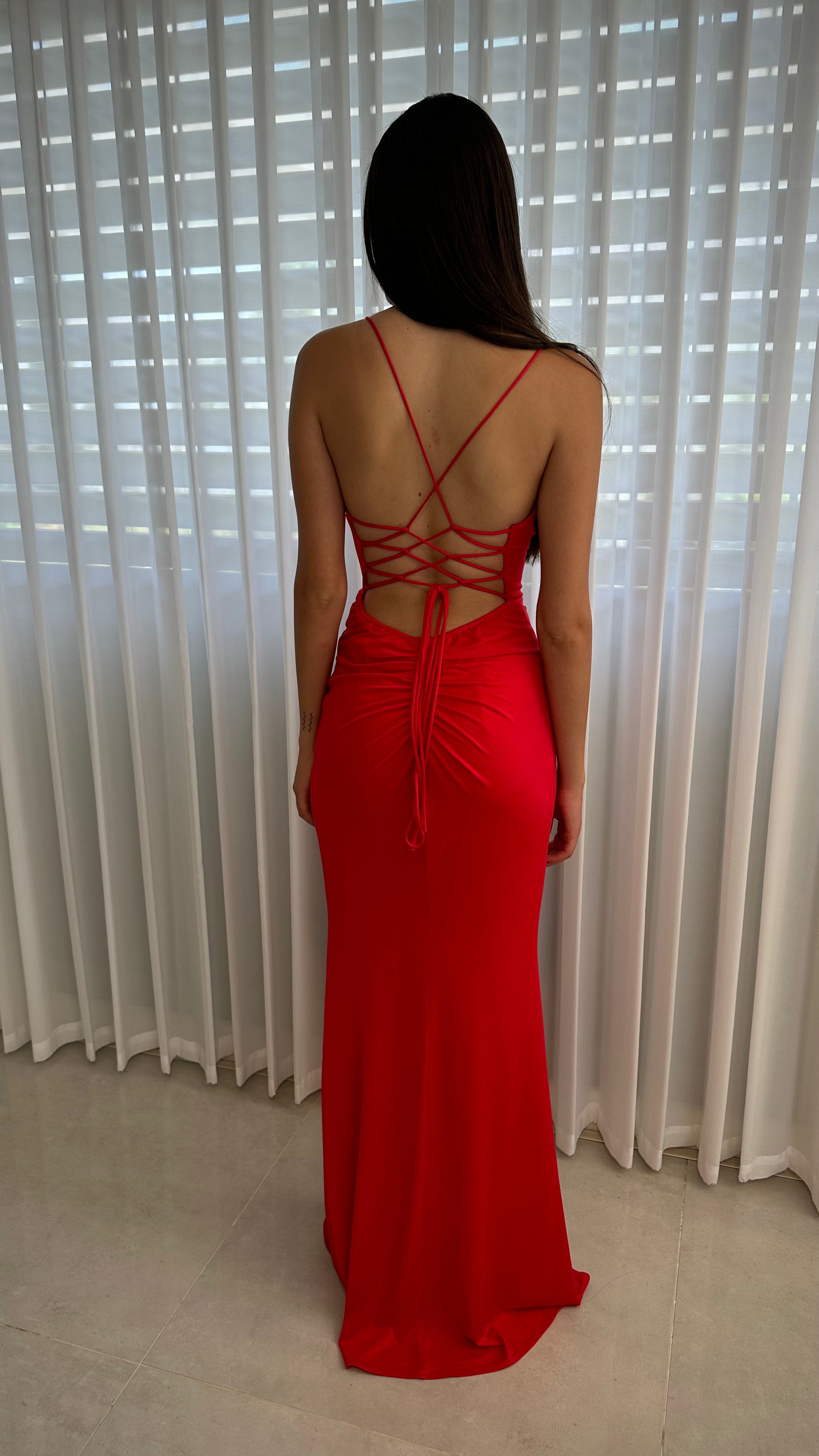 שמלת מקסי מחשוף לב ושסע כיווצים -