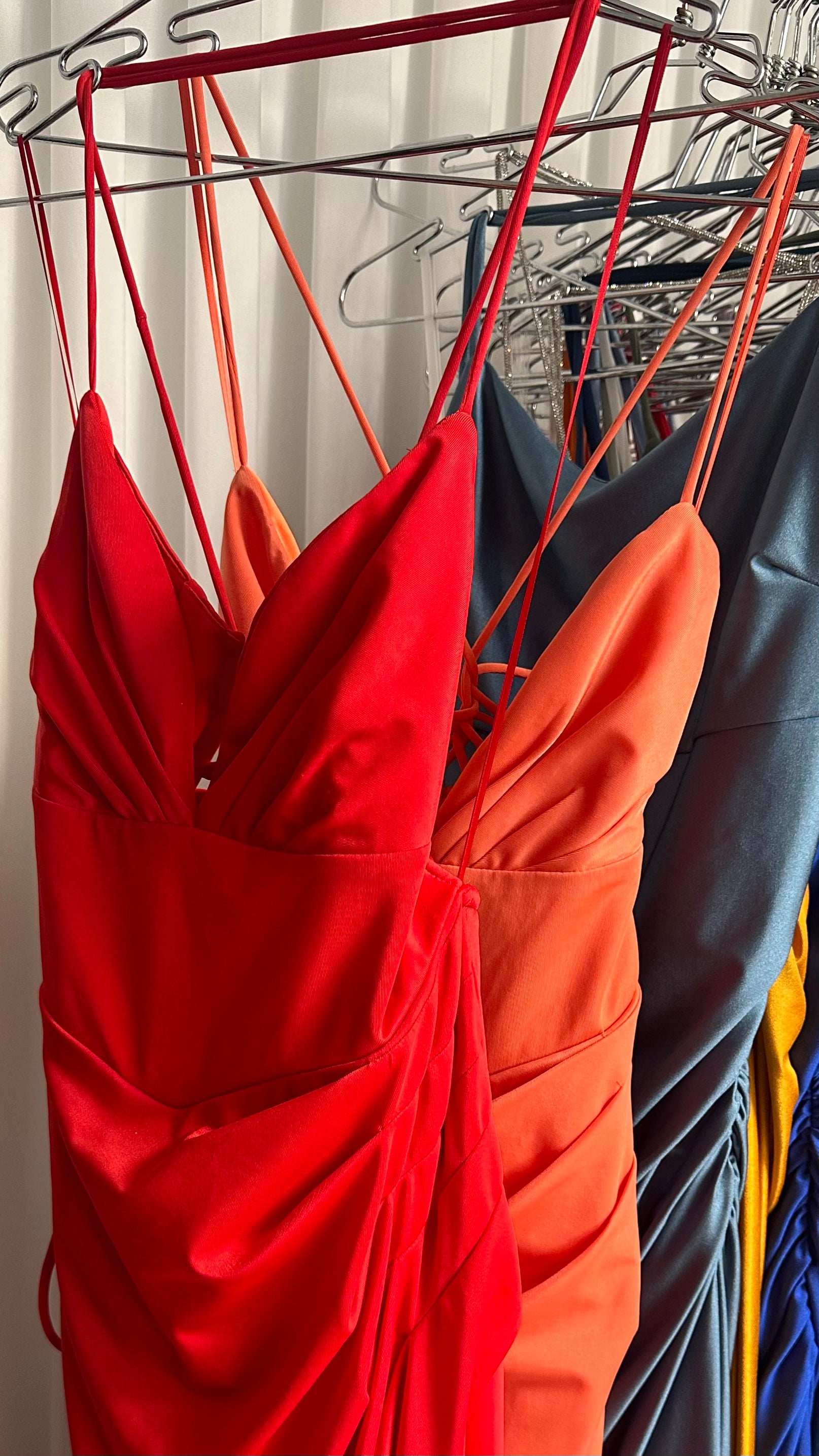 שמלת מקסי מחשוף לב ושסע כיווצים