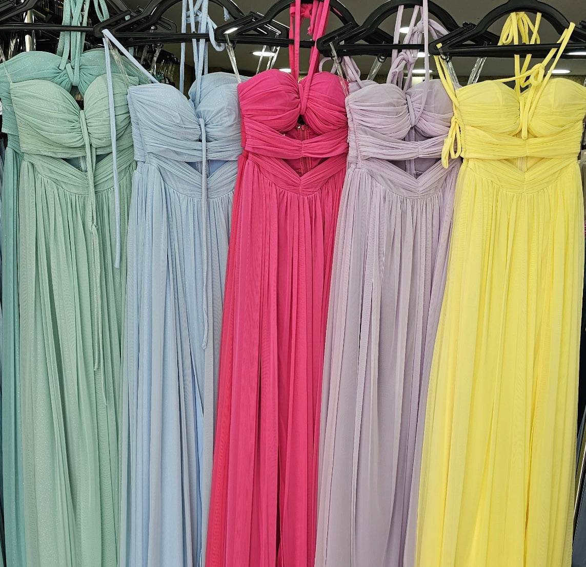 שמלת מקסי מבד שיפון עם טופ פתחים וחצאית נשפכת עם שסע בצד