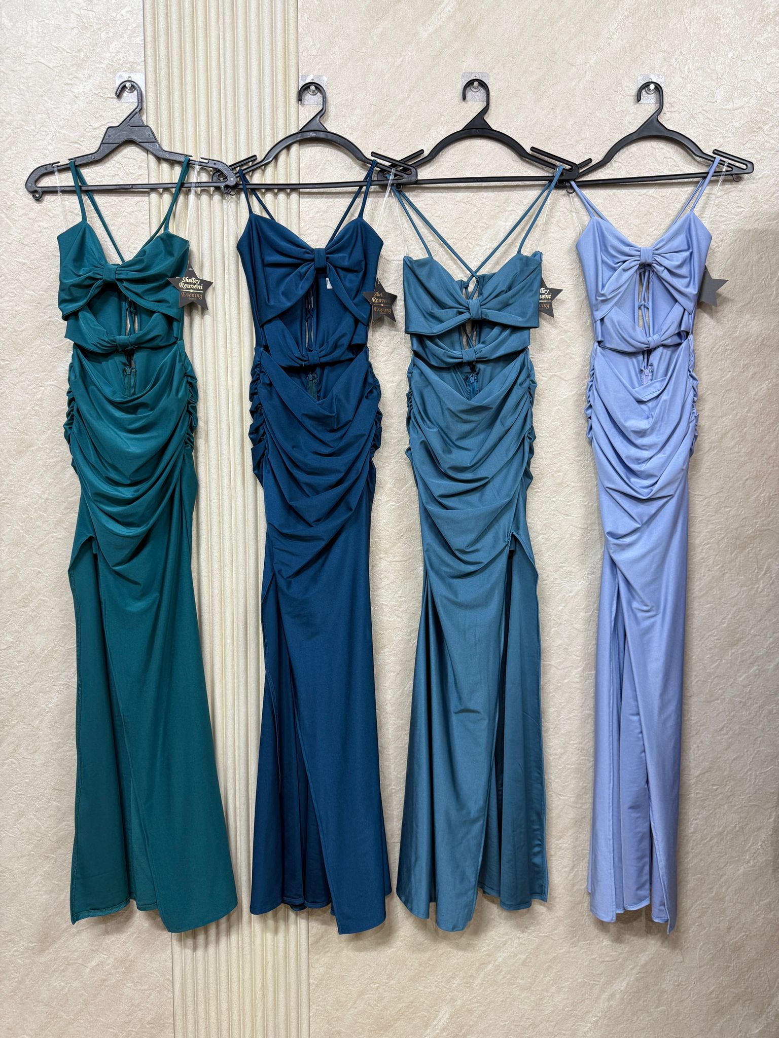 שמלת מקסי מבד נמתח ומחטב עם פתחים בבטן וגב פתוח קשירות