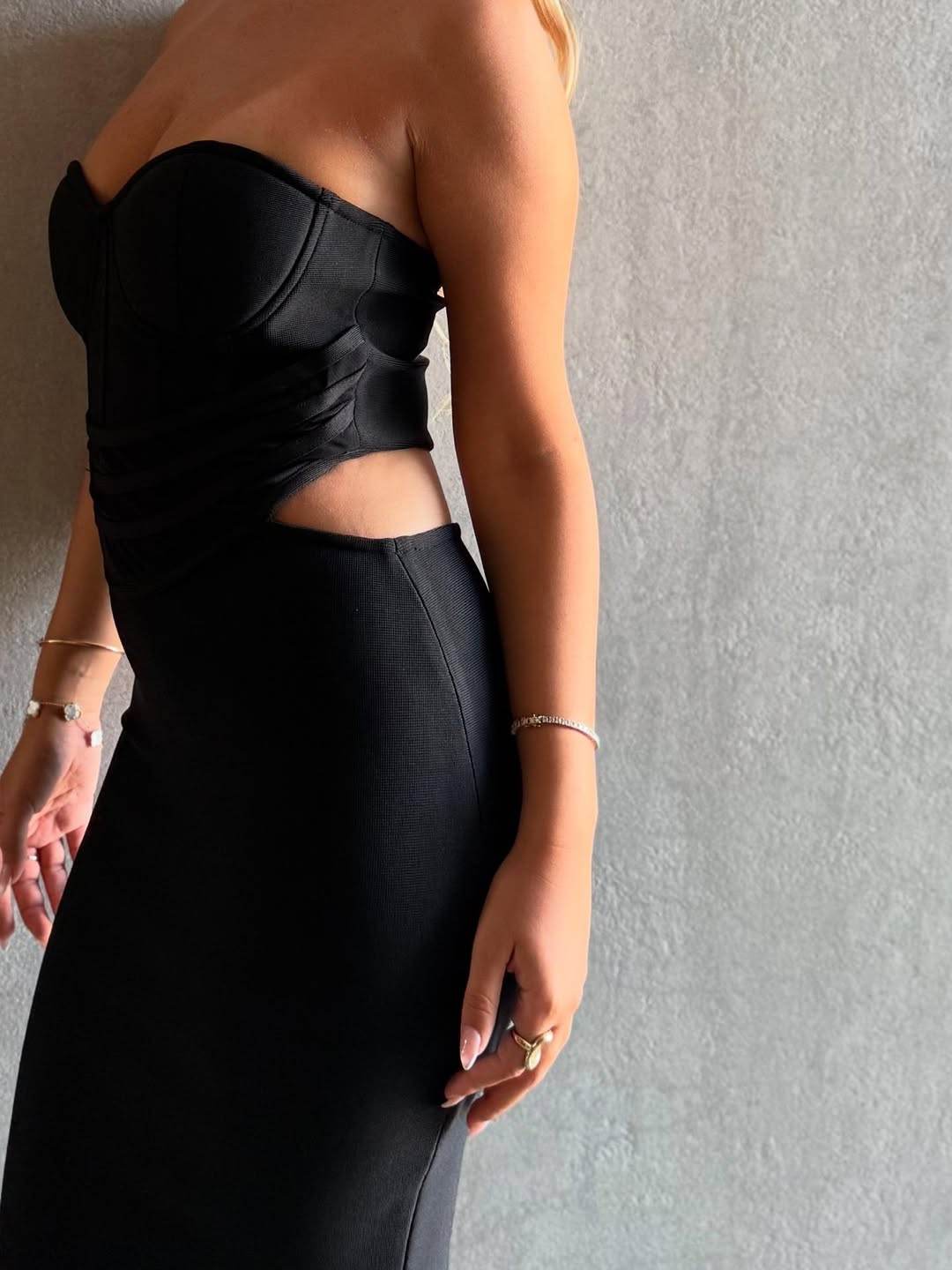 שמלת מחוך שחורה בגזרה מחטבת - שחורה