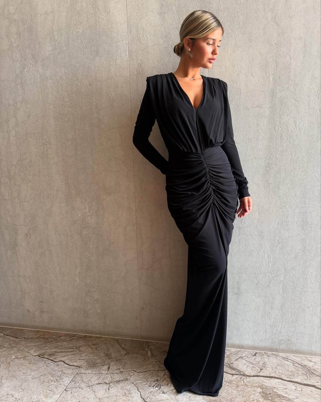 שמלת מקסי צנועה נשפכת קפלים בבטן - SLUXE