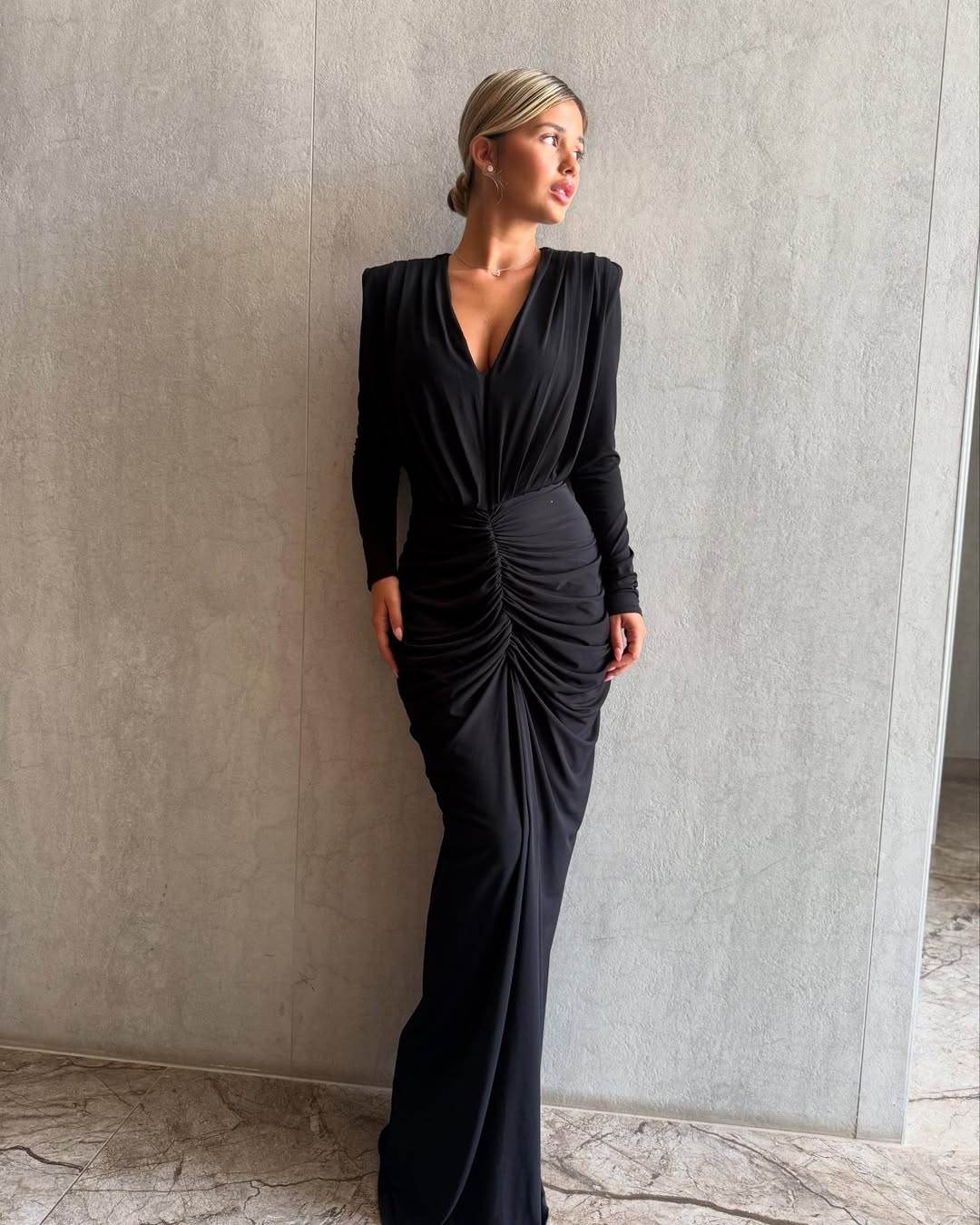 שמלת מקסי צנועה נשפכת קפלים בבטן - שחור