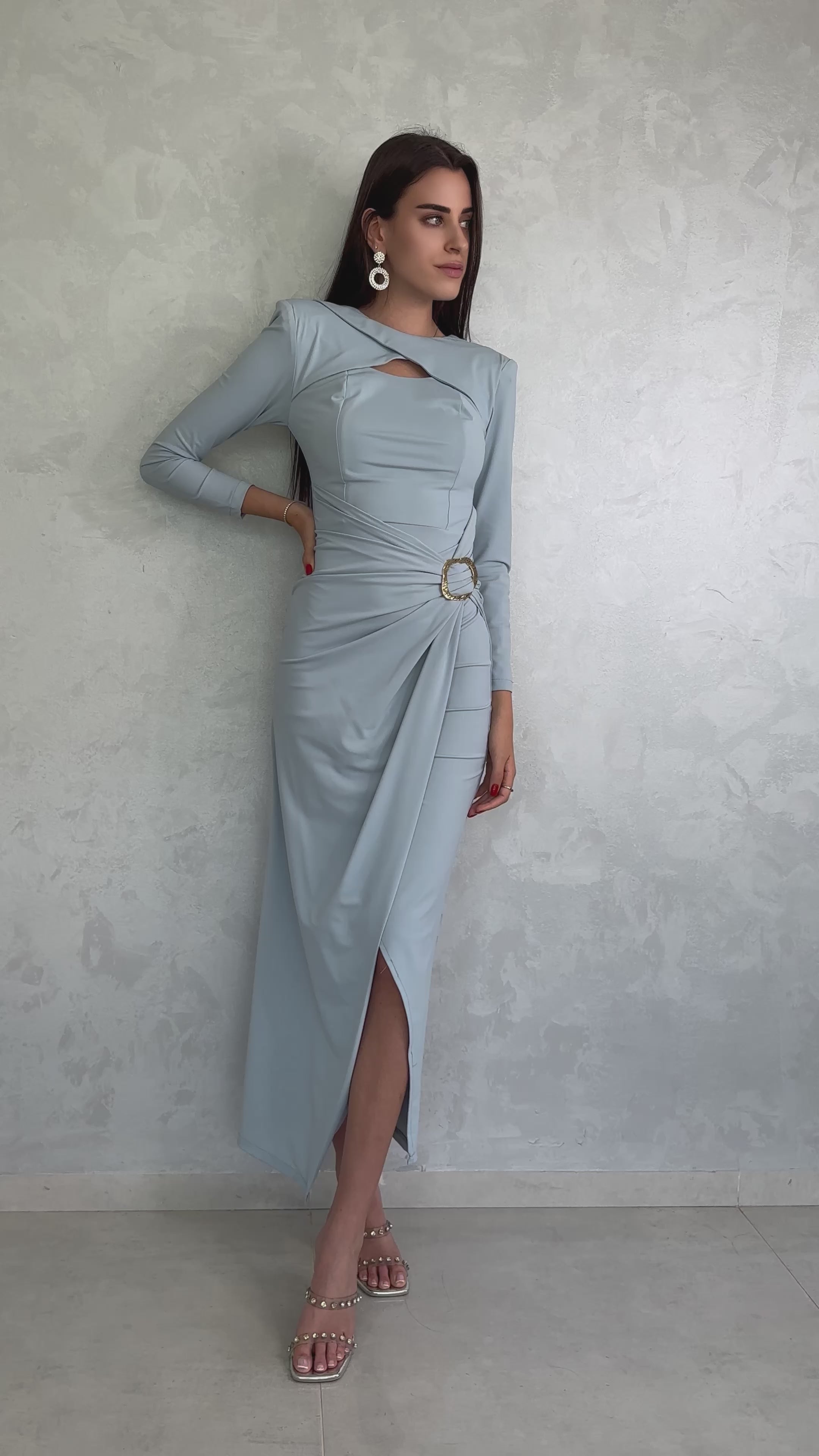 שמלת מקסי עם מחוך וחצאית מעטפה ואבזם מבד אלגנט נמתח ומחטב