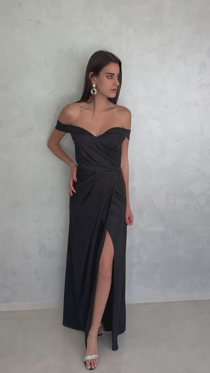 שמלת מקסי מבד מנצנץ בשחור עם שסע גבוה