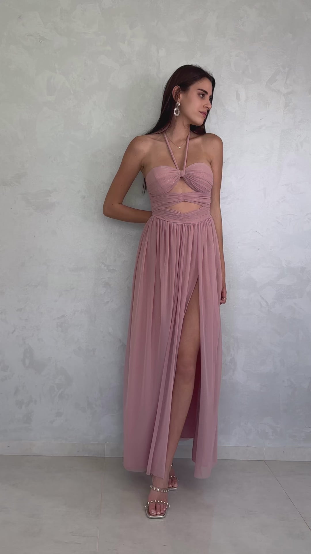 שמלת מקסי מבד שיפון עם טופ פתחים וחצאית נשפכת עם שסע בצד