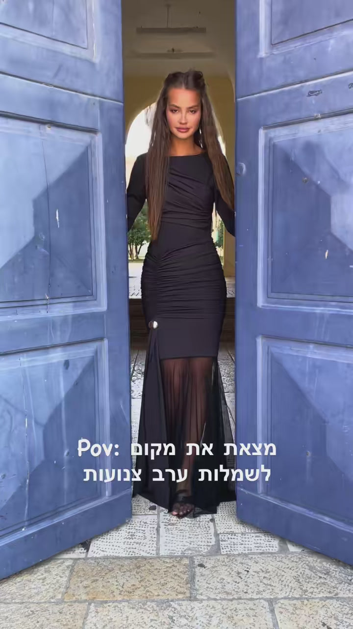 שמלה צנועה נשפכת עם כיווצים ועיטור