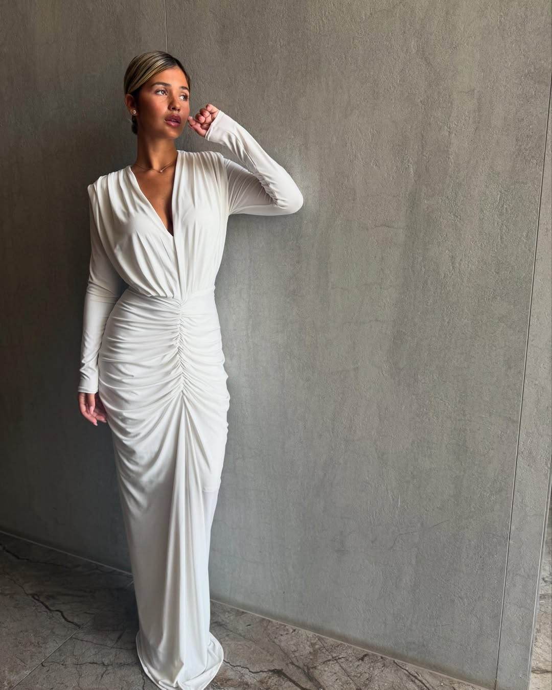 שמלת מקסי צנועה נשפכת קפלים בבטן - לבן.