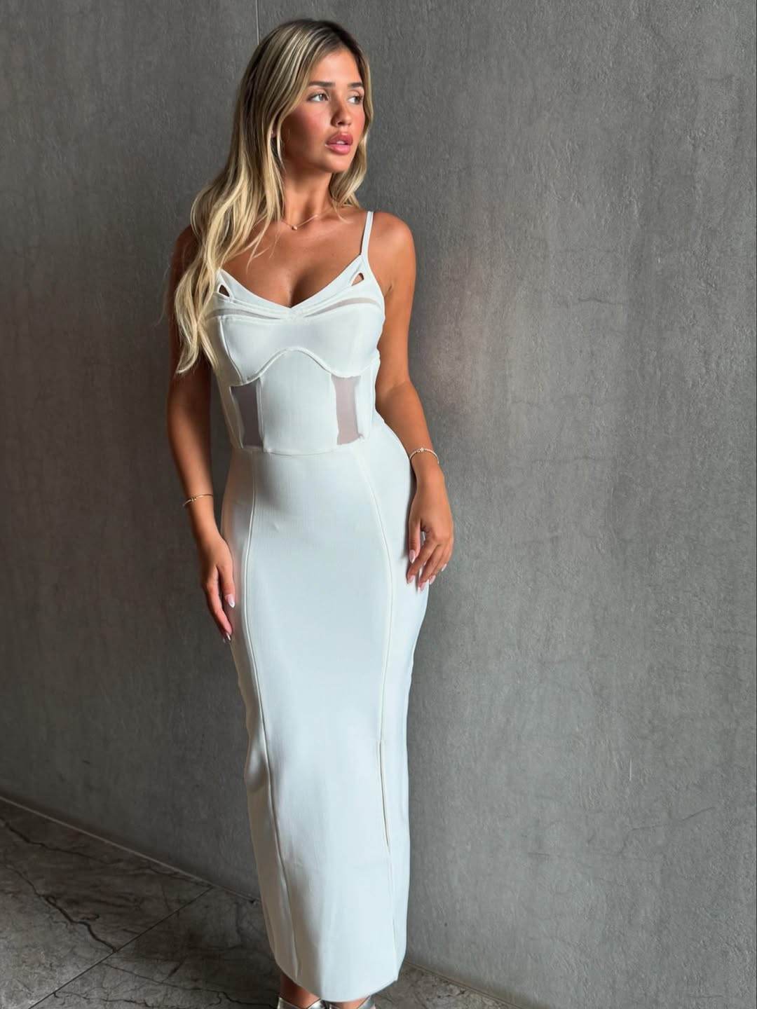 שמלת מידי מחטבת עם מחשוף - לבנה