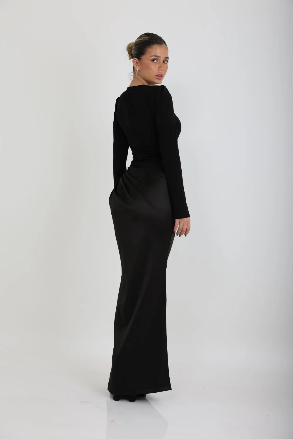 שמלת מקסי צנועה שחורה ומחטבת 