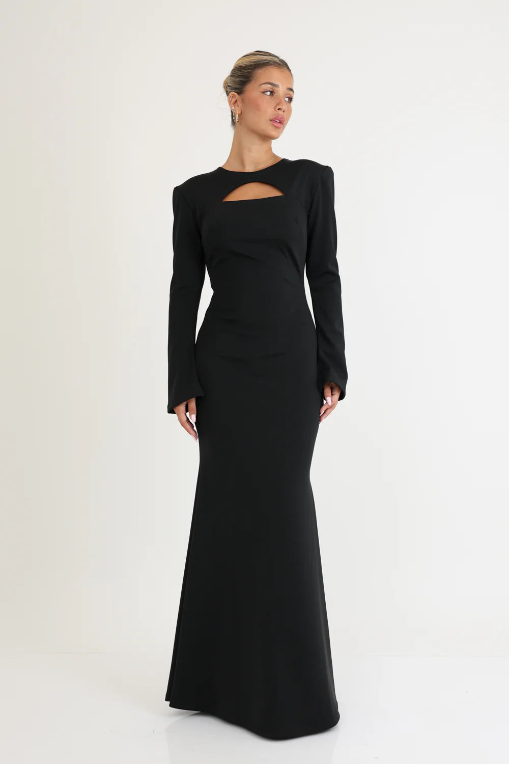 שמלה מקסי ארוכה עם מפתח שיקי בחזה ושרוולים ארוכים