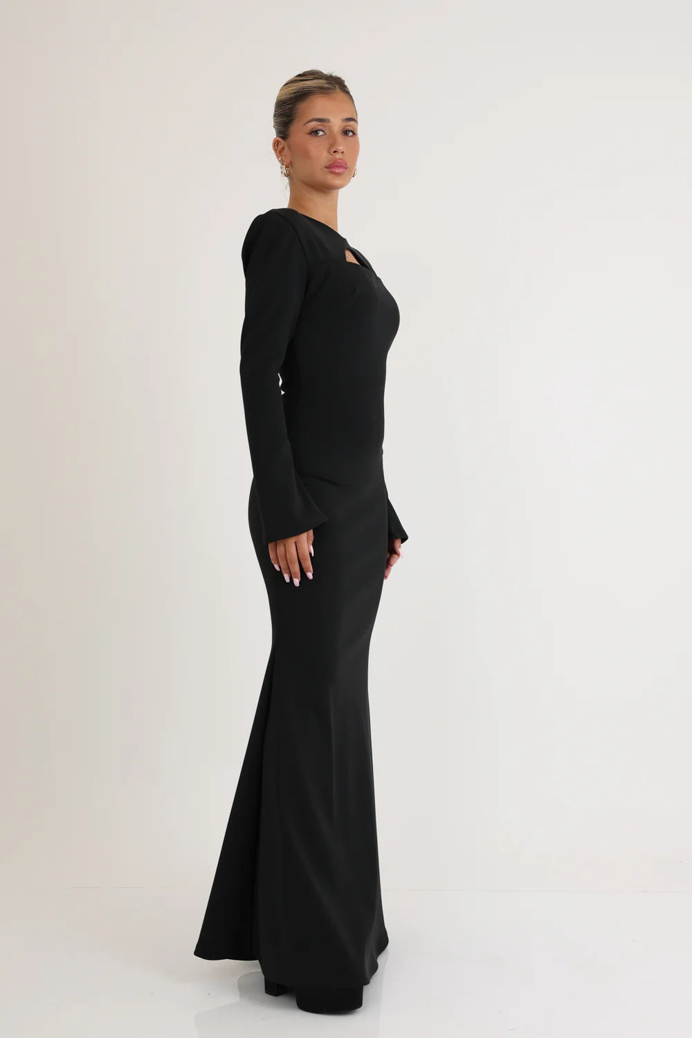 שמלה מקסי ארוכה עם מפתח שיקי בחזה ושרוולים ארוכים