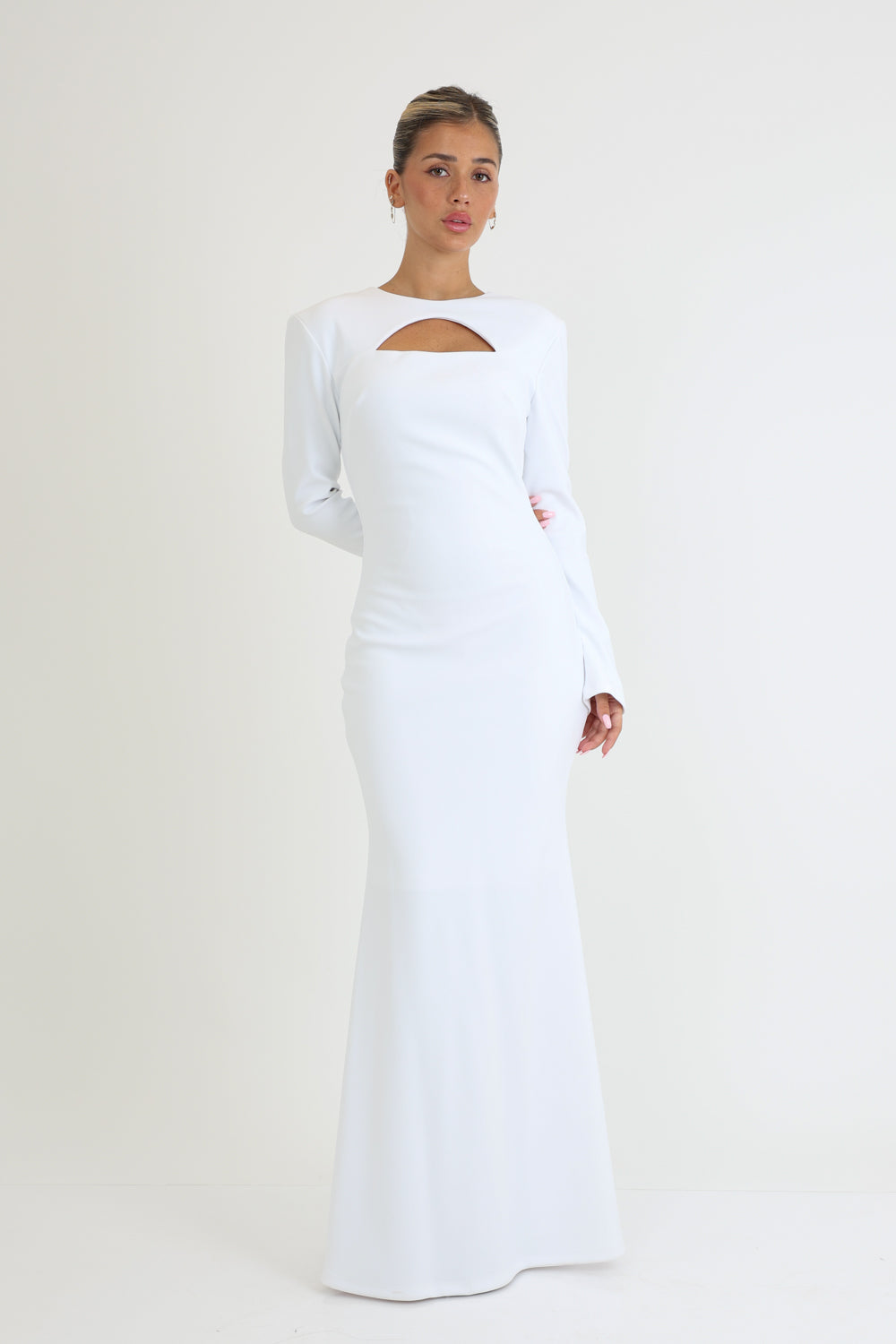 שמלה מקסי ארוכה עם מפתח שיקי בחזה ושרוולים ארוכים