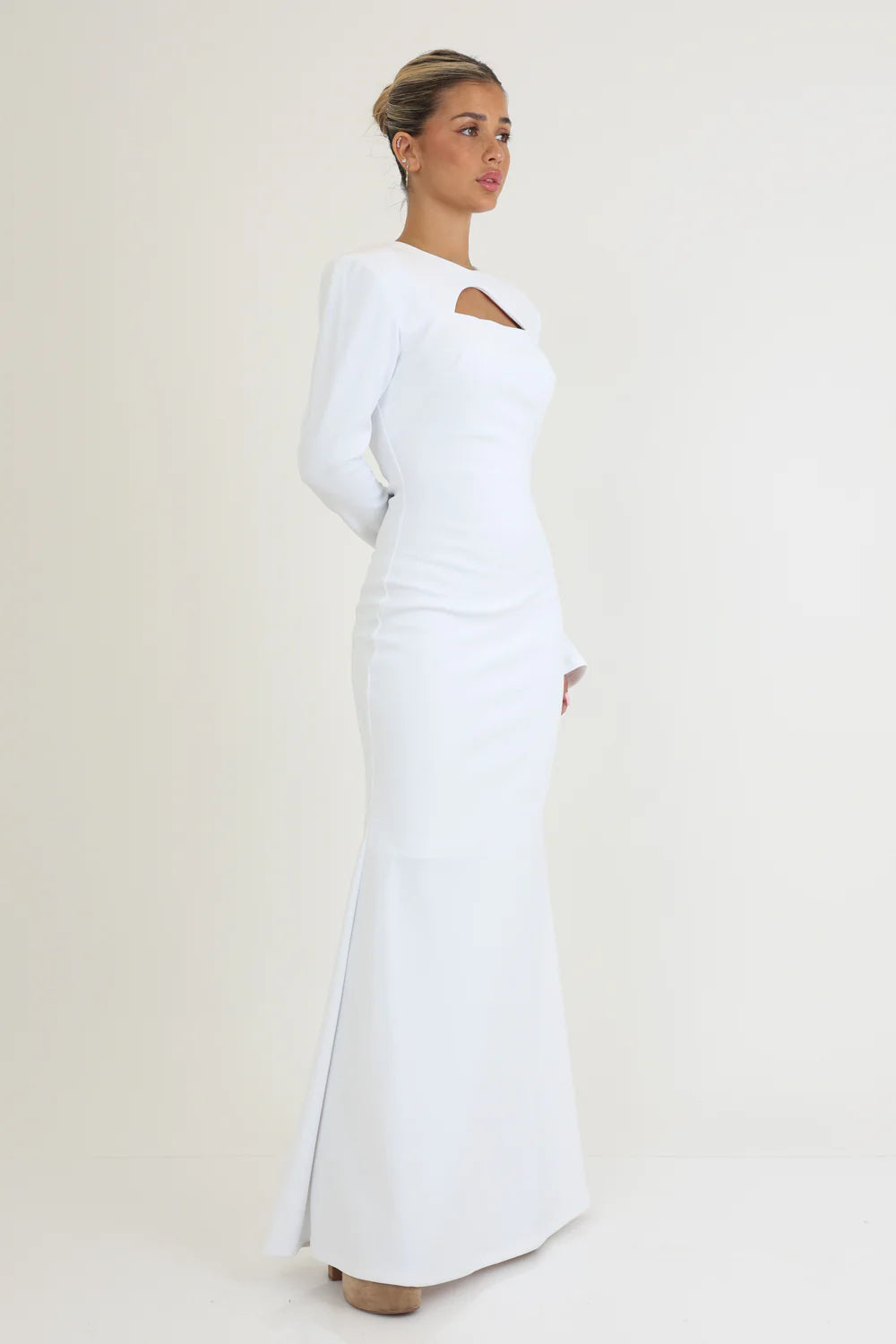 שמלה מקסי ארוכה עם מפתח שיקי בחזה ושרוולים ארוכים