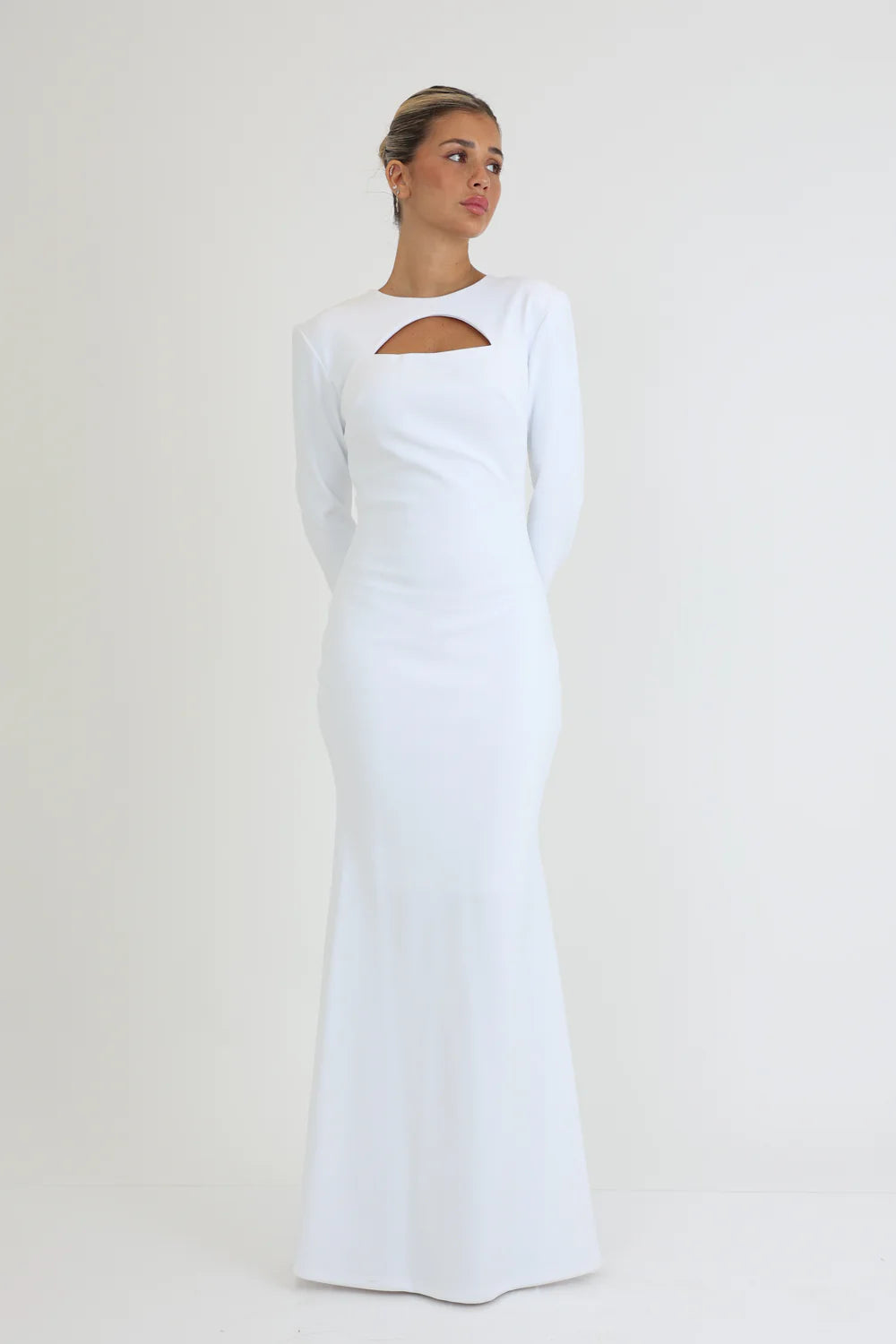 שמלה מקסי ארוכה עם מפתח שיקי בחזה ושרוולים ארוכים