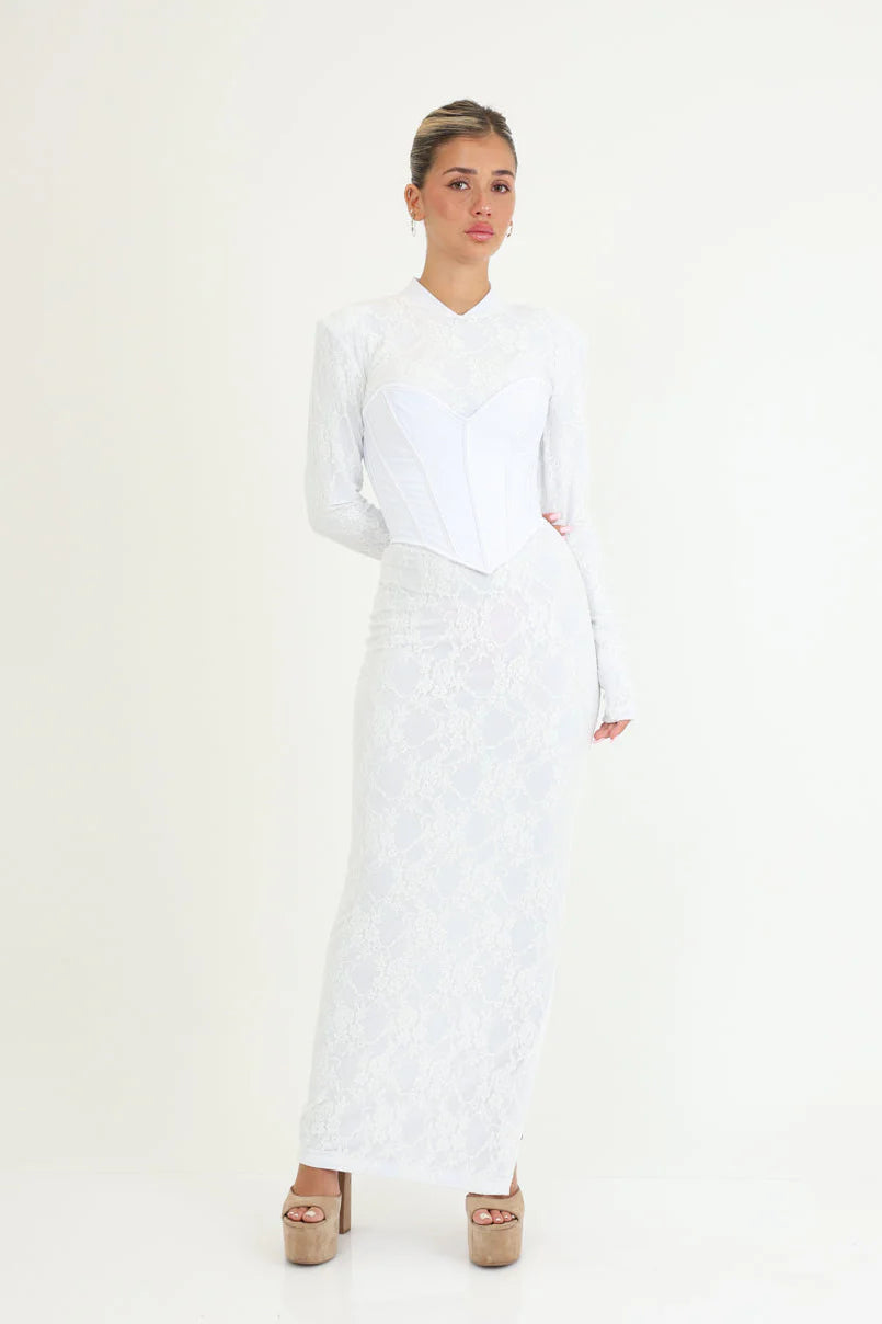 שמלה מחוך צנועה לבנה ומחטבת