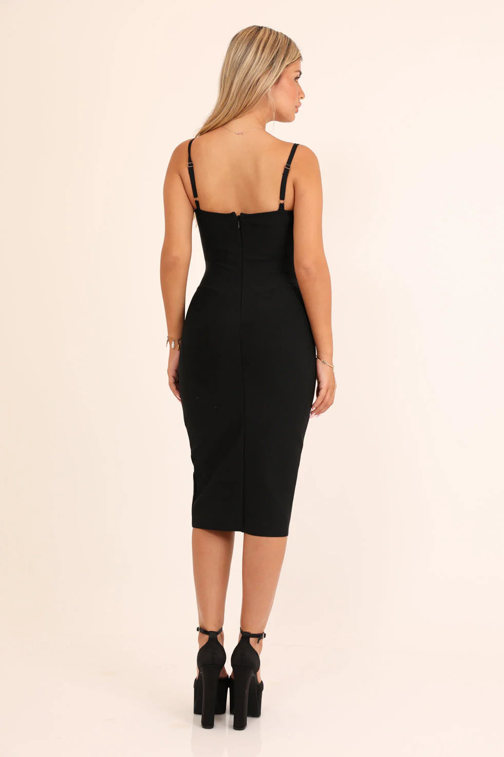 שמלת מידי מבד מחטב ותחרה שקופה