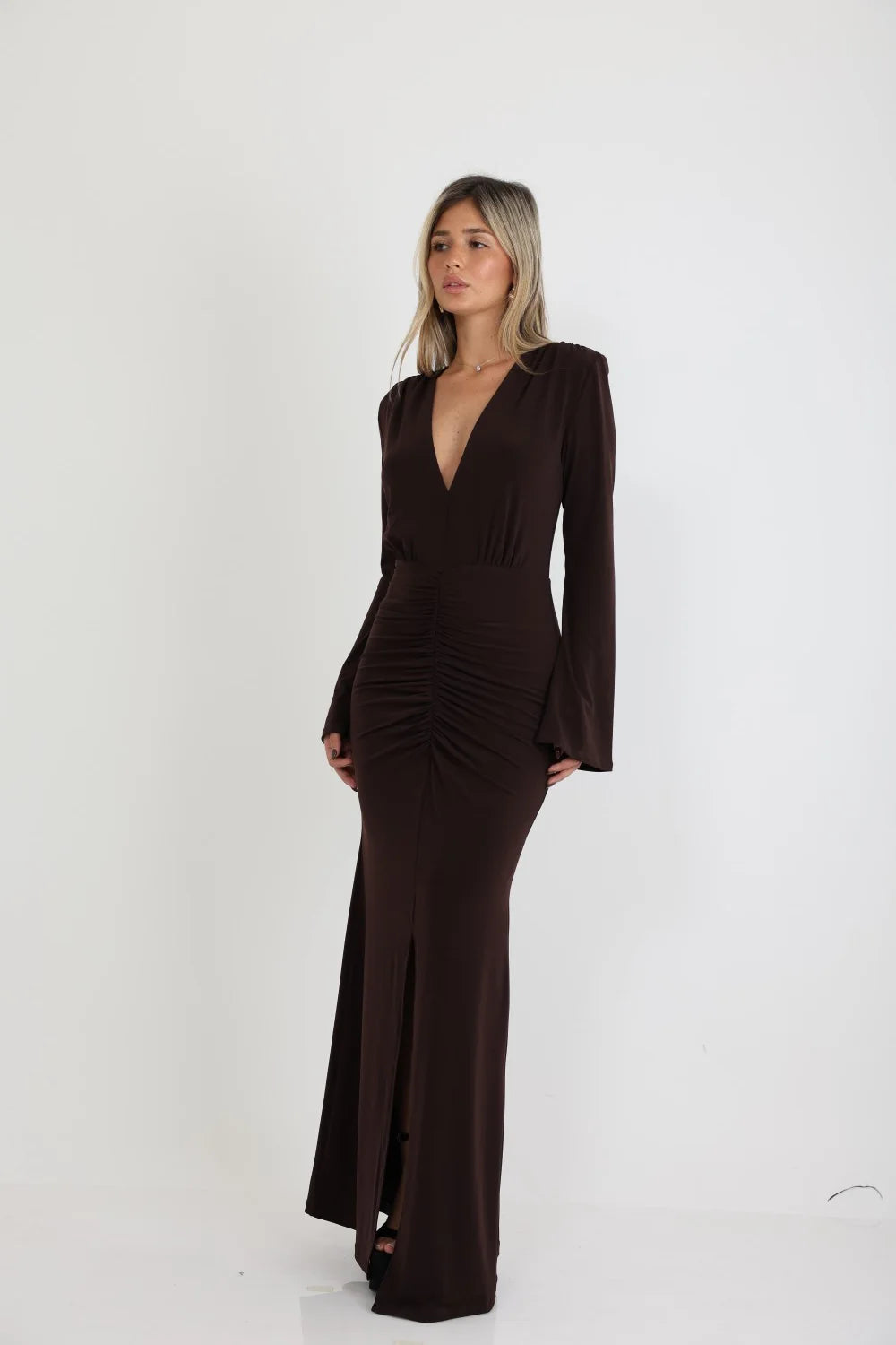 שמלת מקסי צנועה מחשוף וי וכיווצים