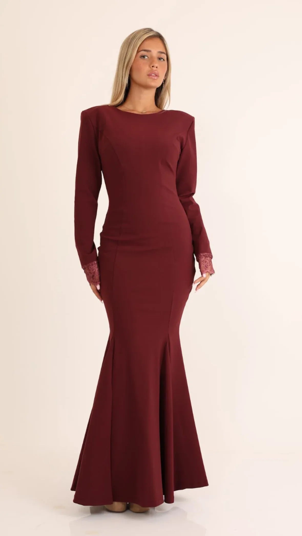 שמלת מקסי צנועה גזרת דג מבד מחטב - SLUXE