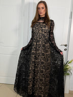 שמלת תחרה קרושה עם מחוך, חצאית רחבה וצווארון