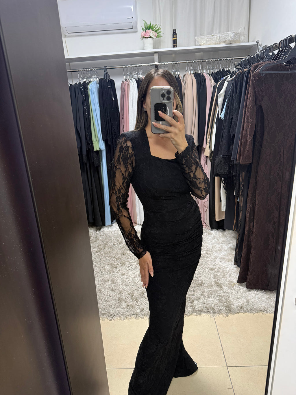 שמלת תחרה צמודה 