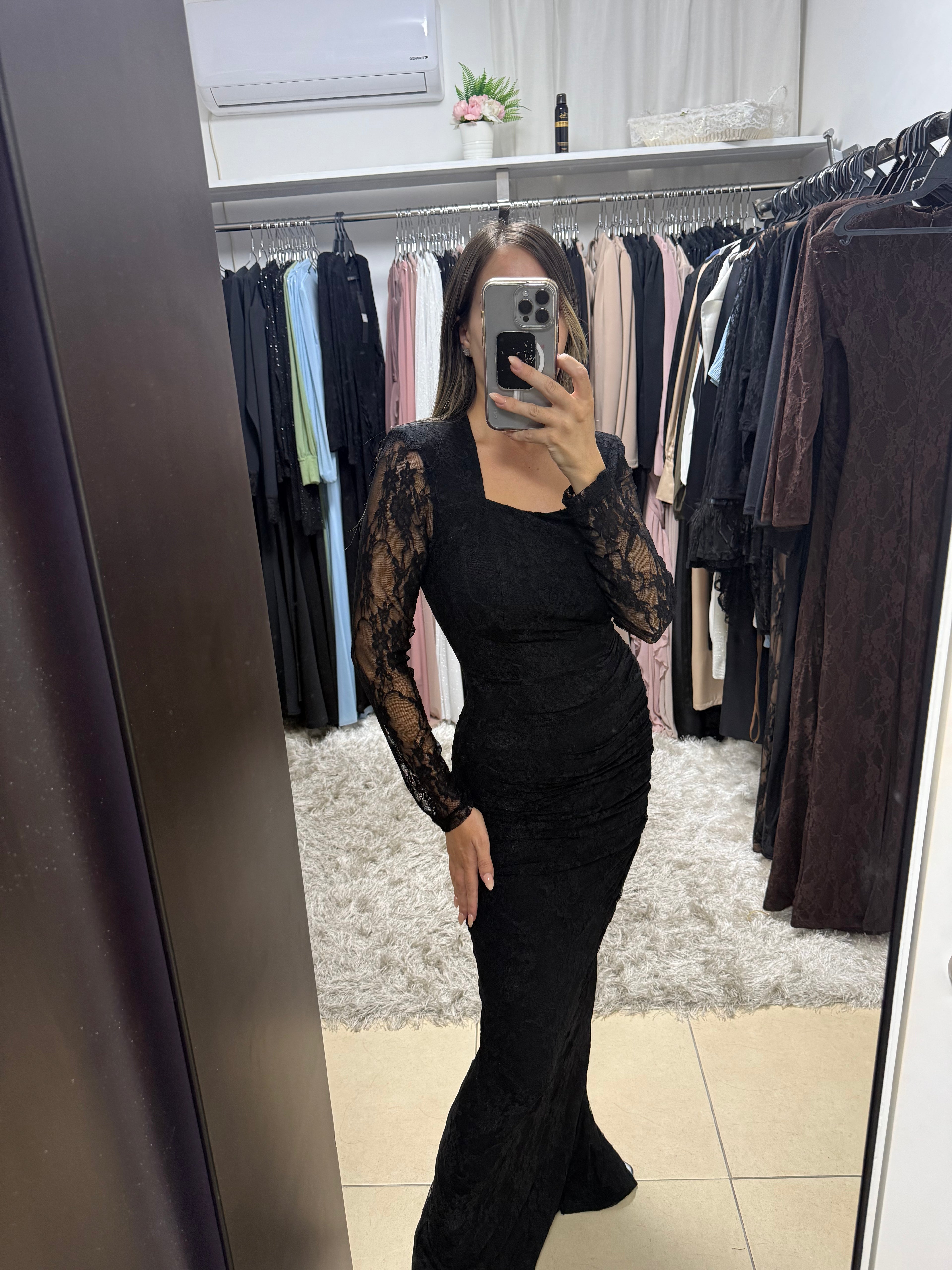 שמלת תחרה צמודה 