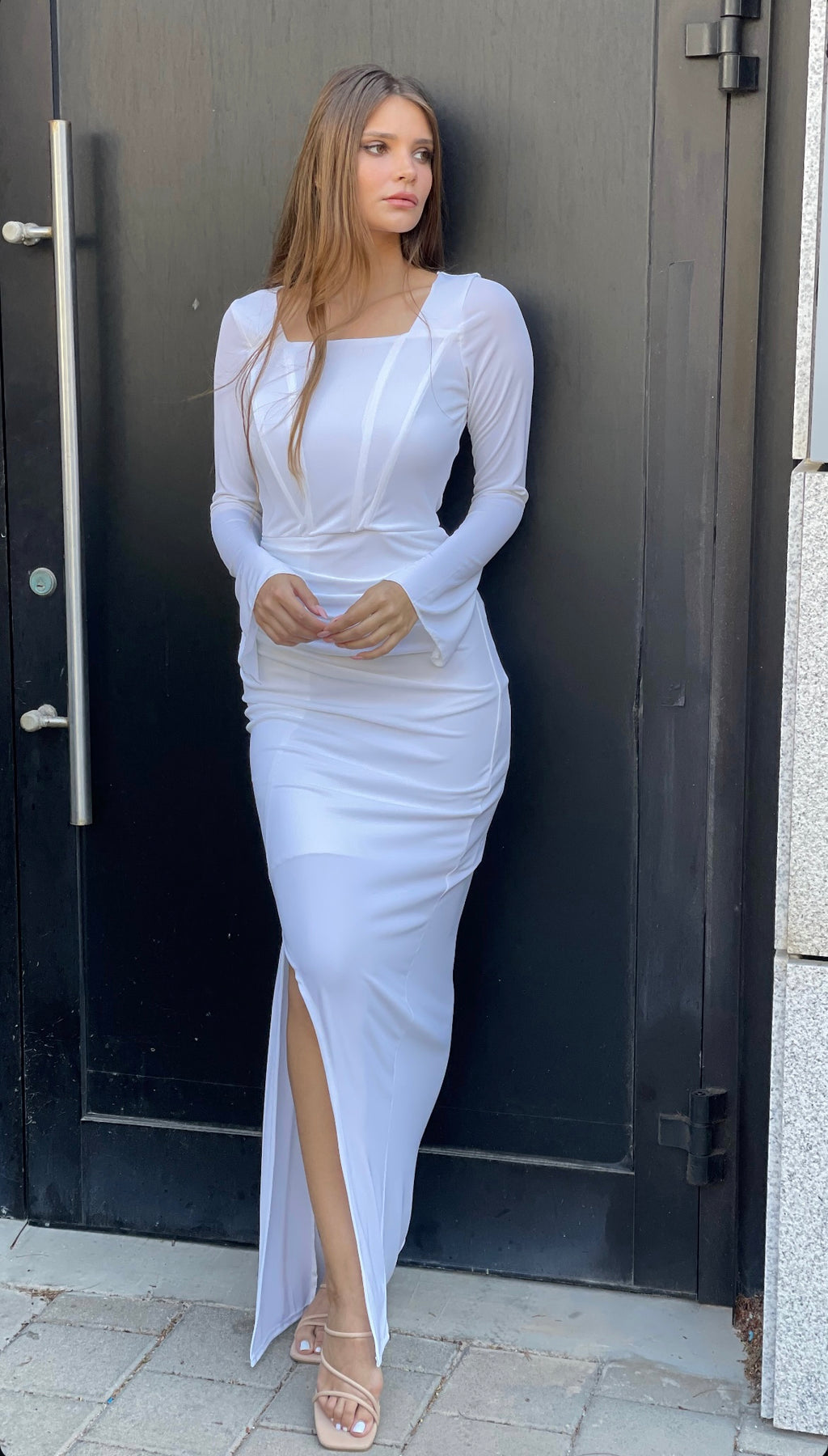 שמלת מחוך וחצאית כיווצים ושסע