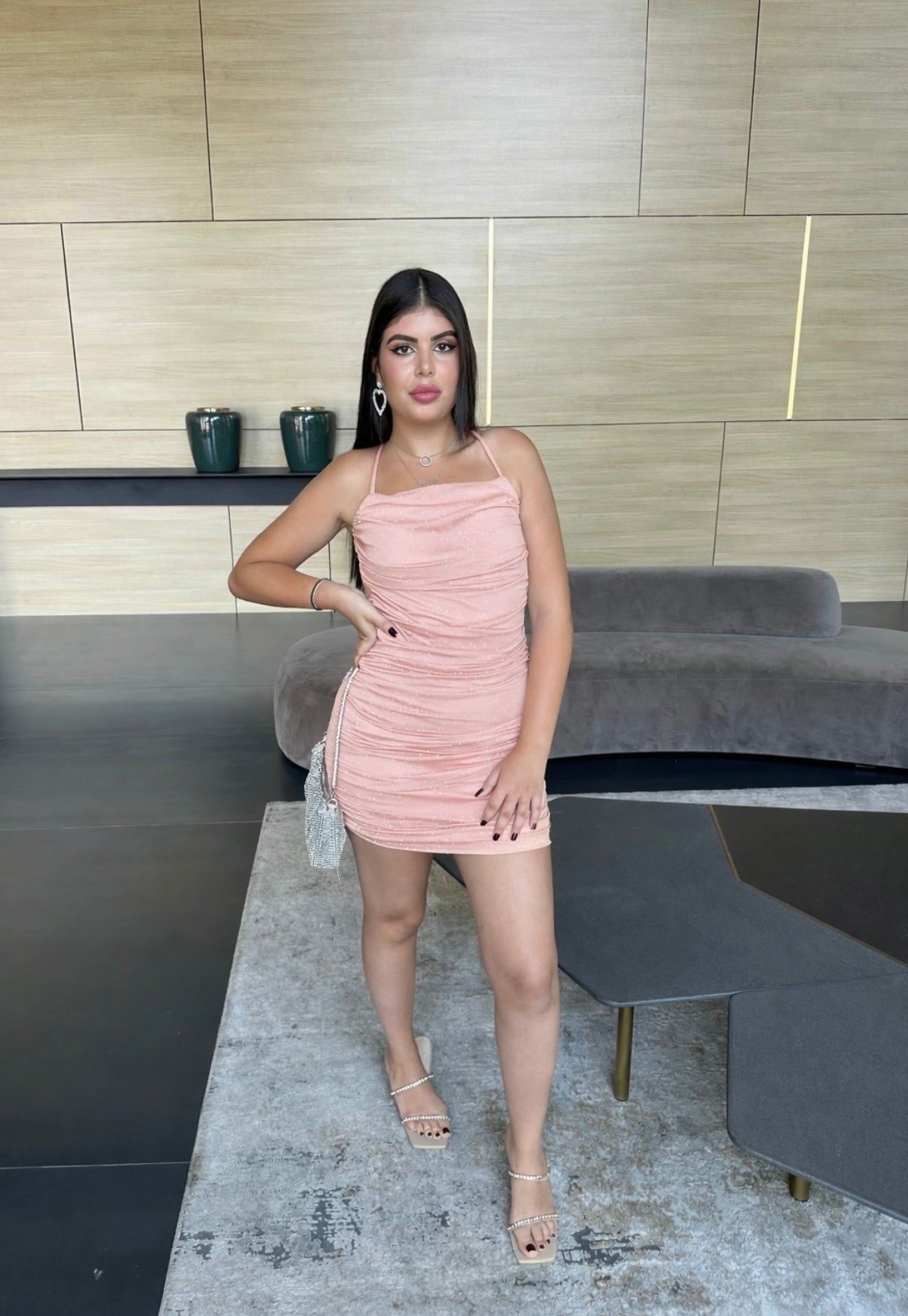 שמלת מיני מנוצנצת גב פתוח