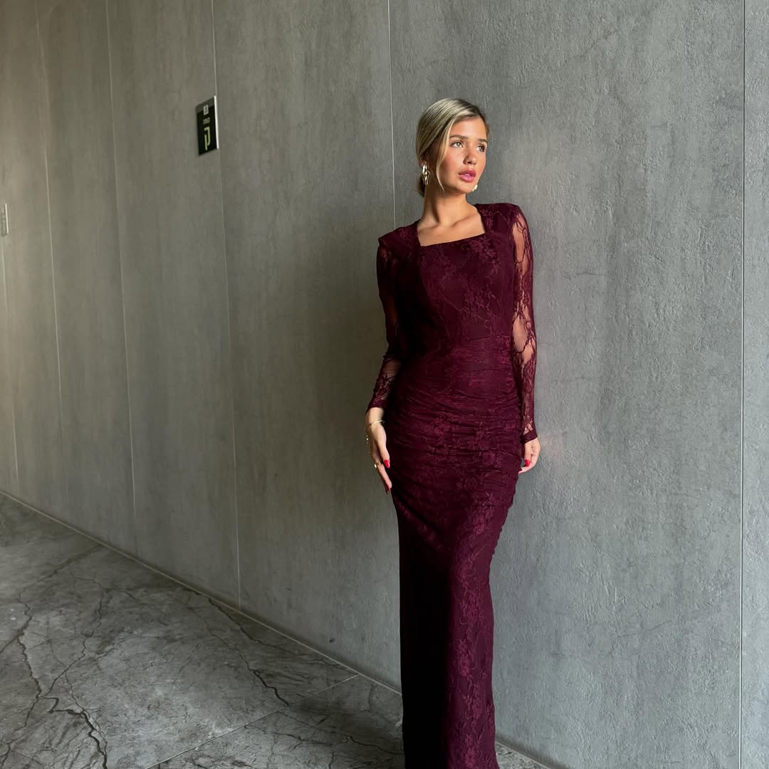 שמלת תחרה צמודה ישרה