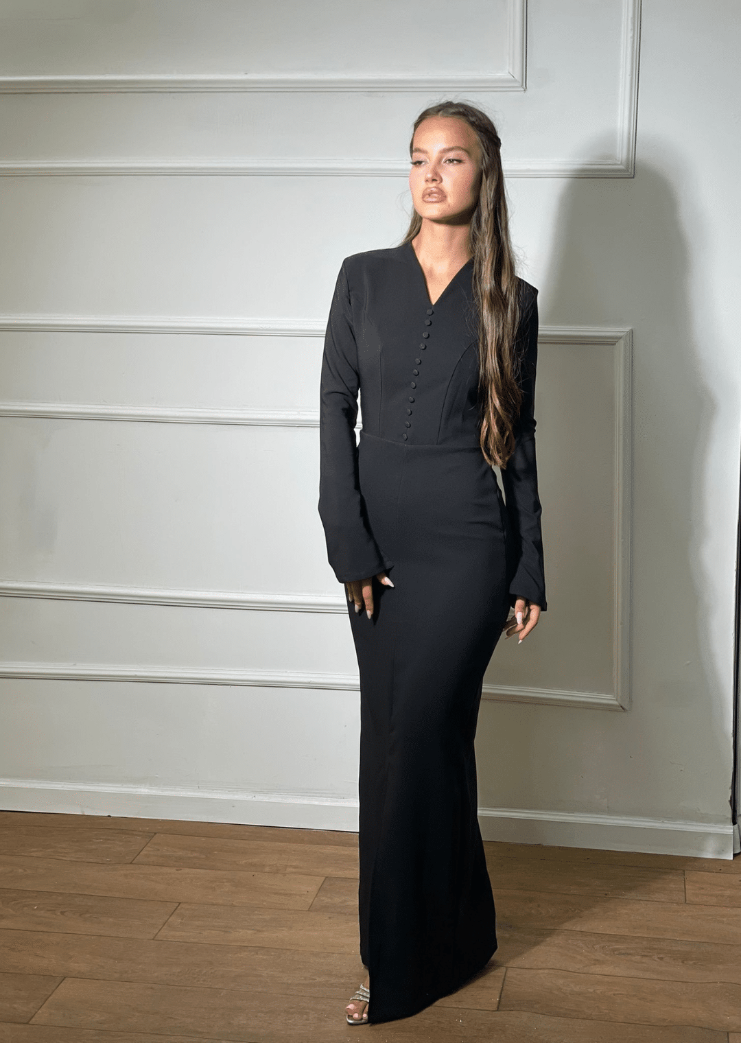 שמלה צנועה מחוייטת וכפתורים - שחורה