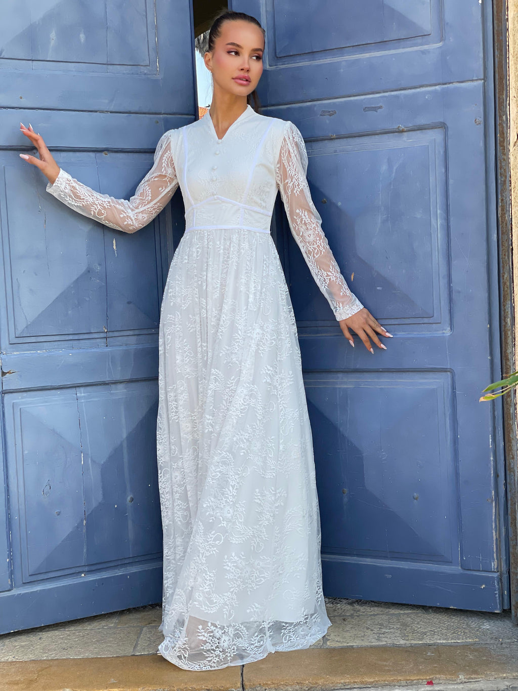 שמלת תחרה נשפכת עם צווארון וי  | SLUXE - לבן