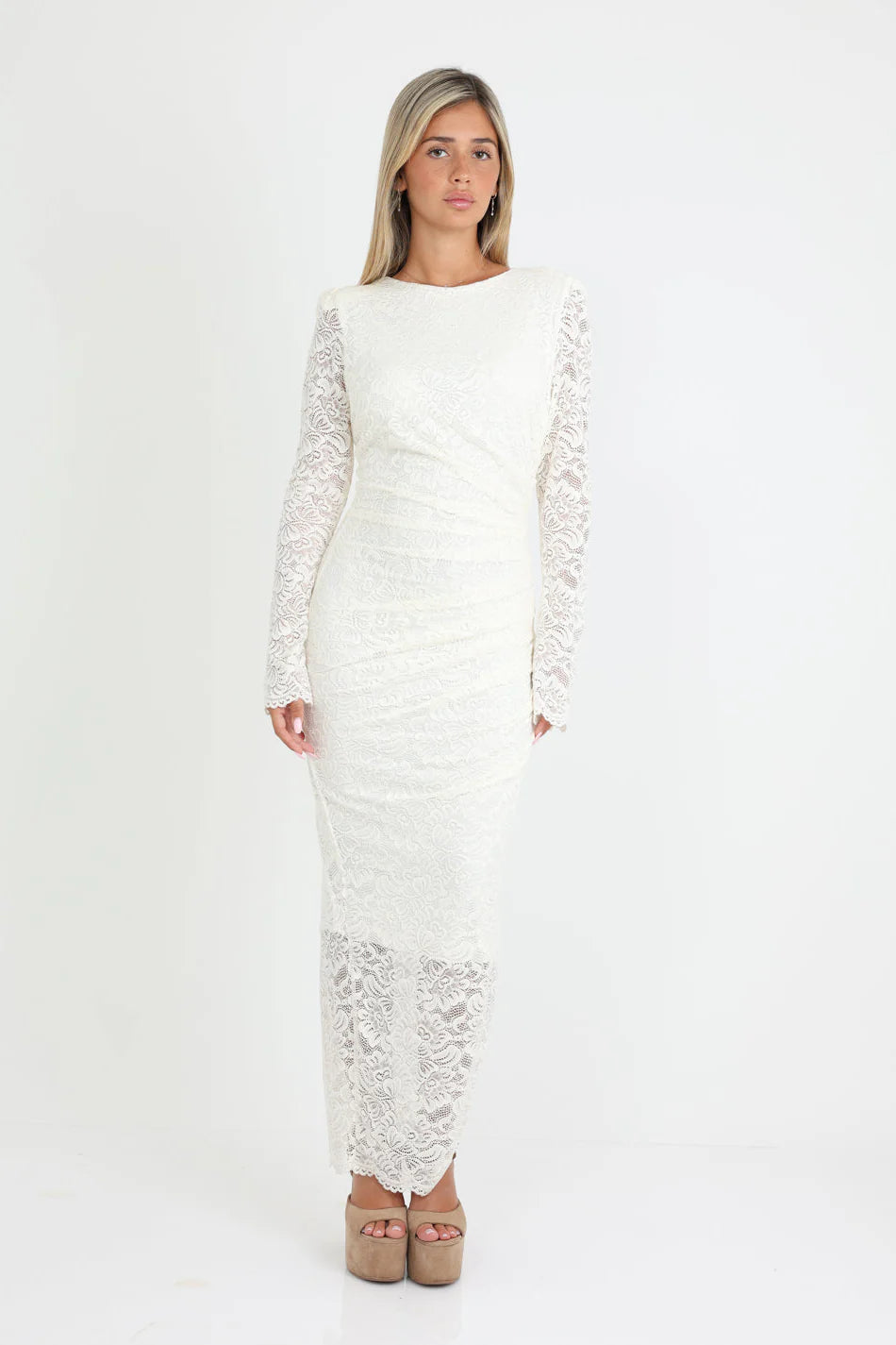 שמלת תחרה נמתחת