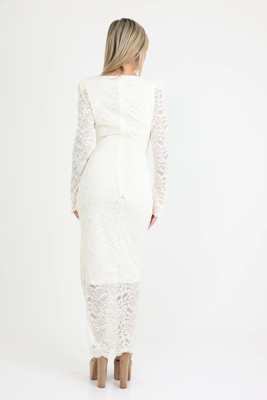 שמלת תחרה נמתחת