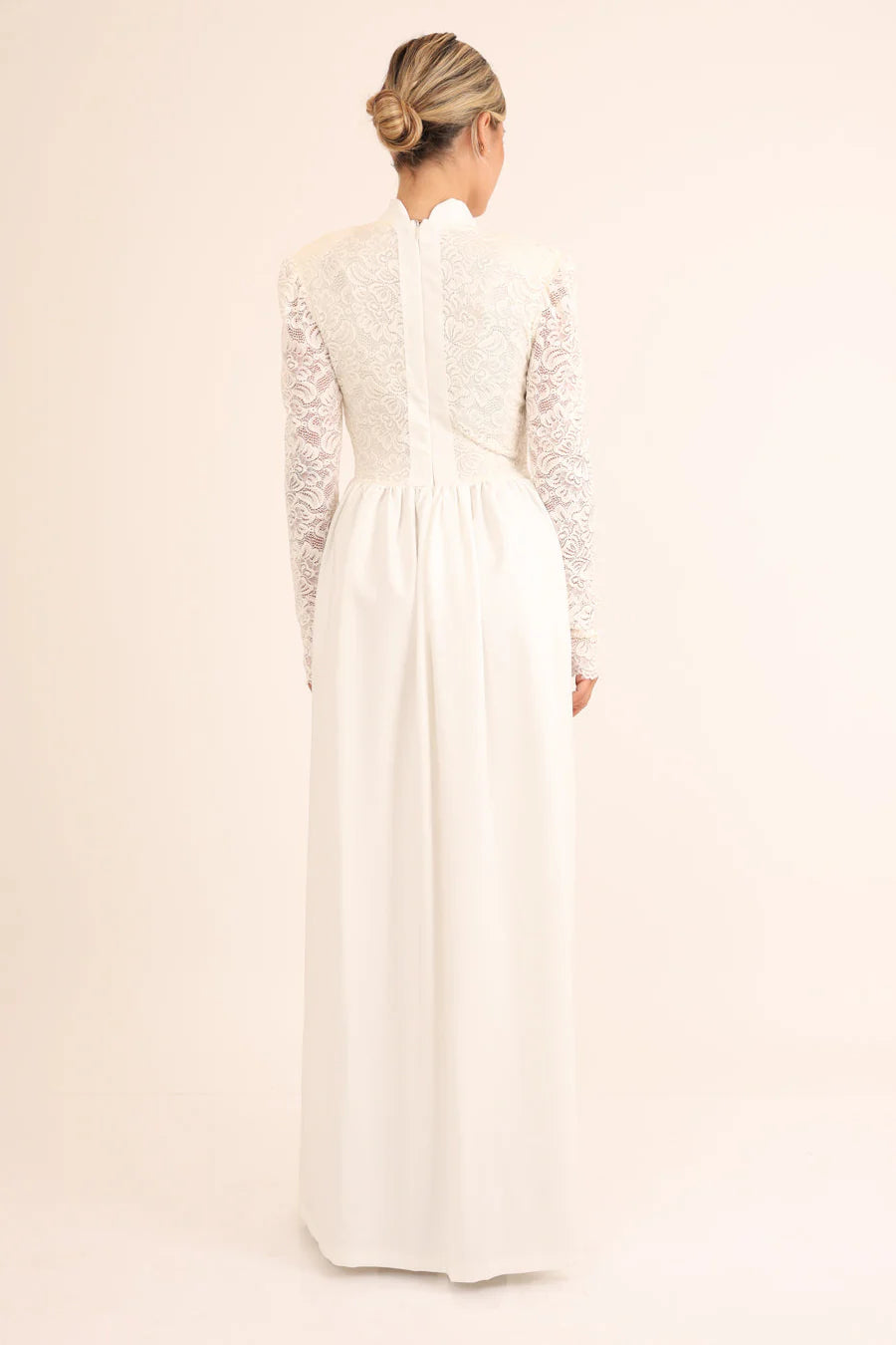 שמלת תחרה וחצאית צנועה