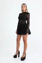 שמלת מיני גולף תחרה וחצאית בלון שחורה ומחטבת