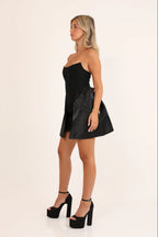 שמלת מיני סטרפלס מבד מחטב בשילוב סאטן שחורה