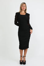 שמלת מידי צנועה שחורה מחטבת