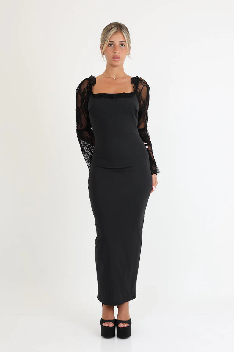 שמלה צמודה ומחטבת עם שרוולי תחרה רחבים