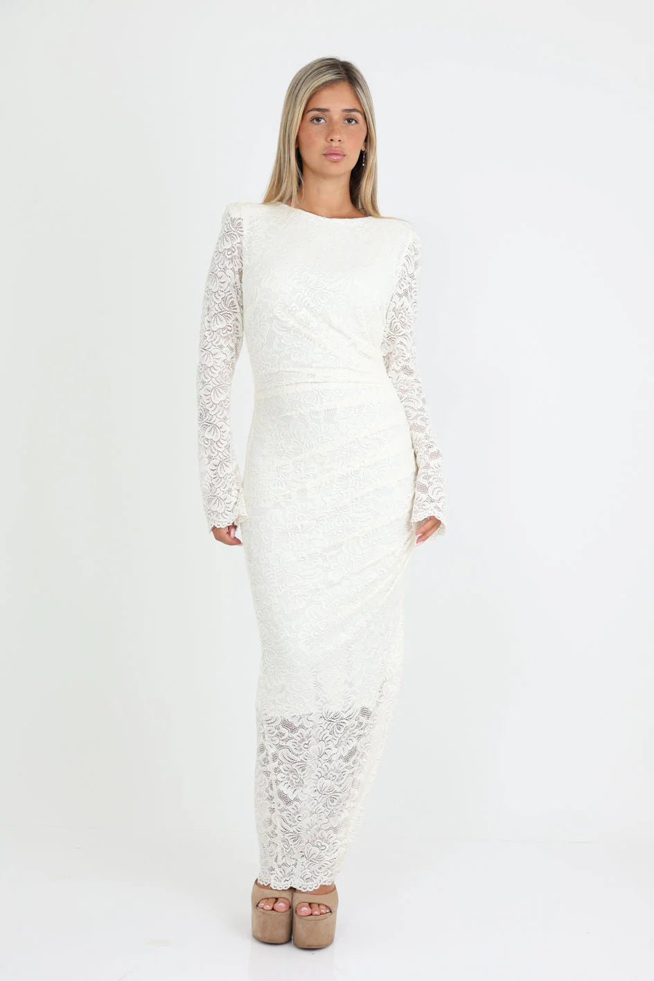 שמלת תחרה נמתחת