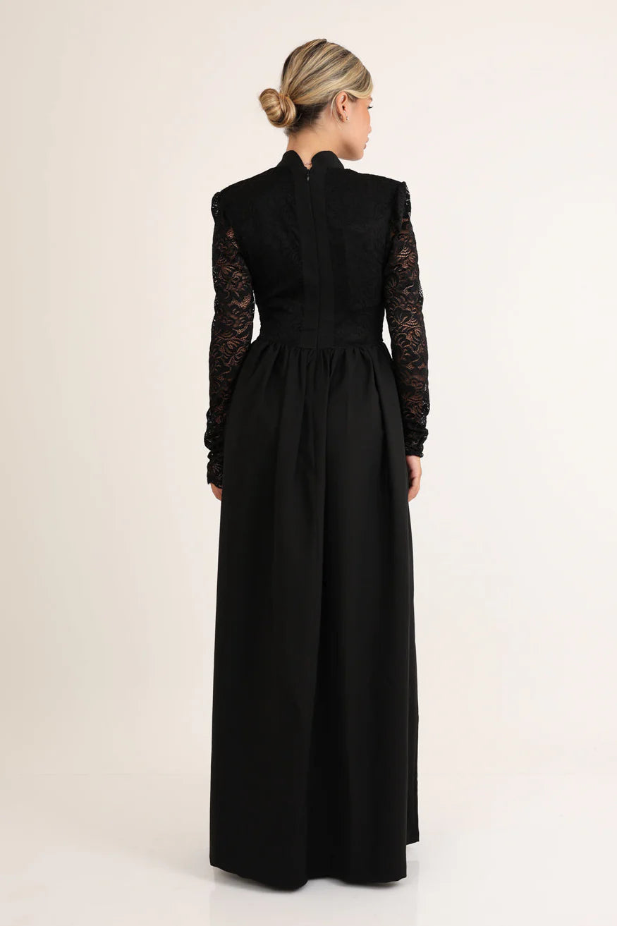 שמלת תחרה וחצאית צנועה