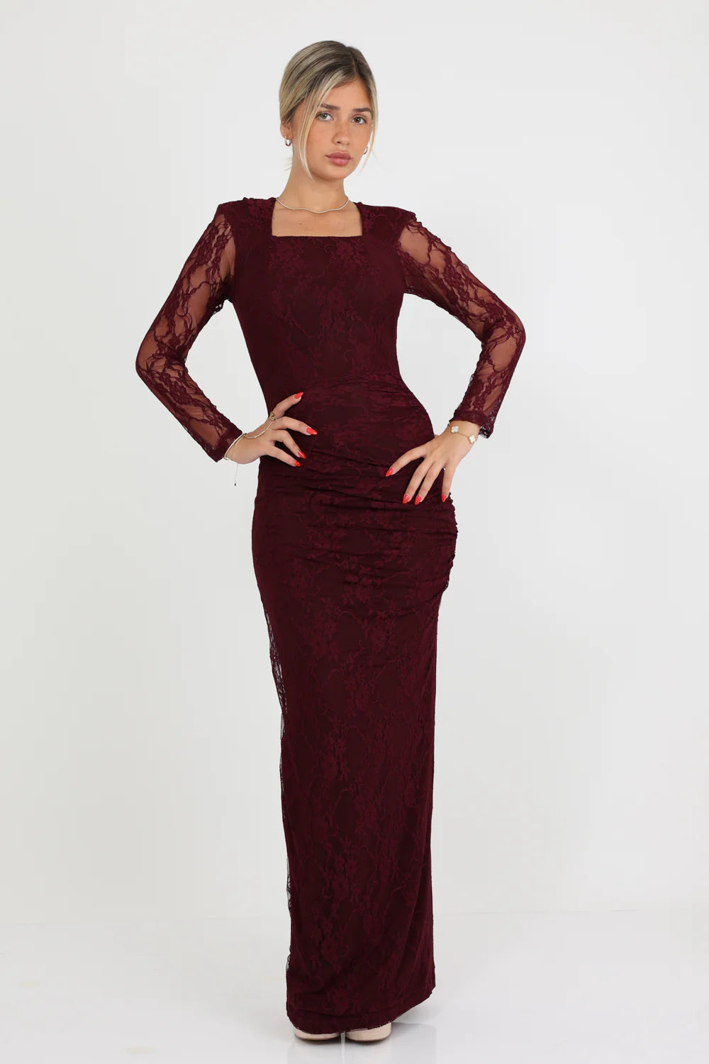 שמלת תחרה צמודה ישרה