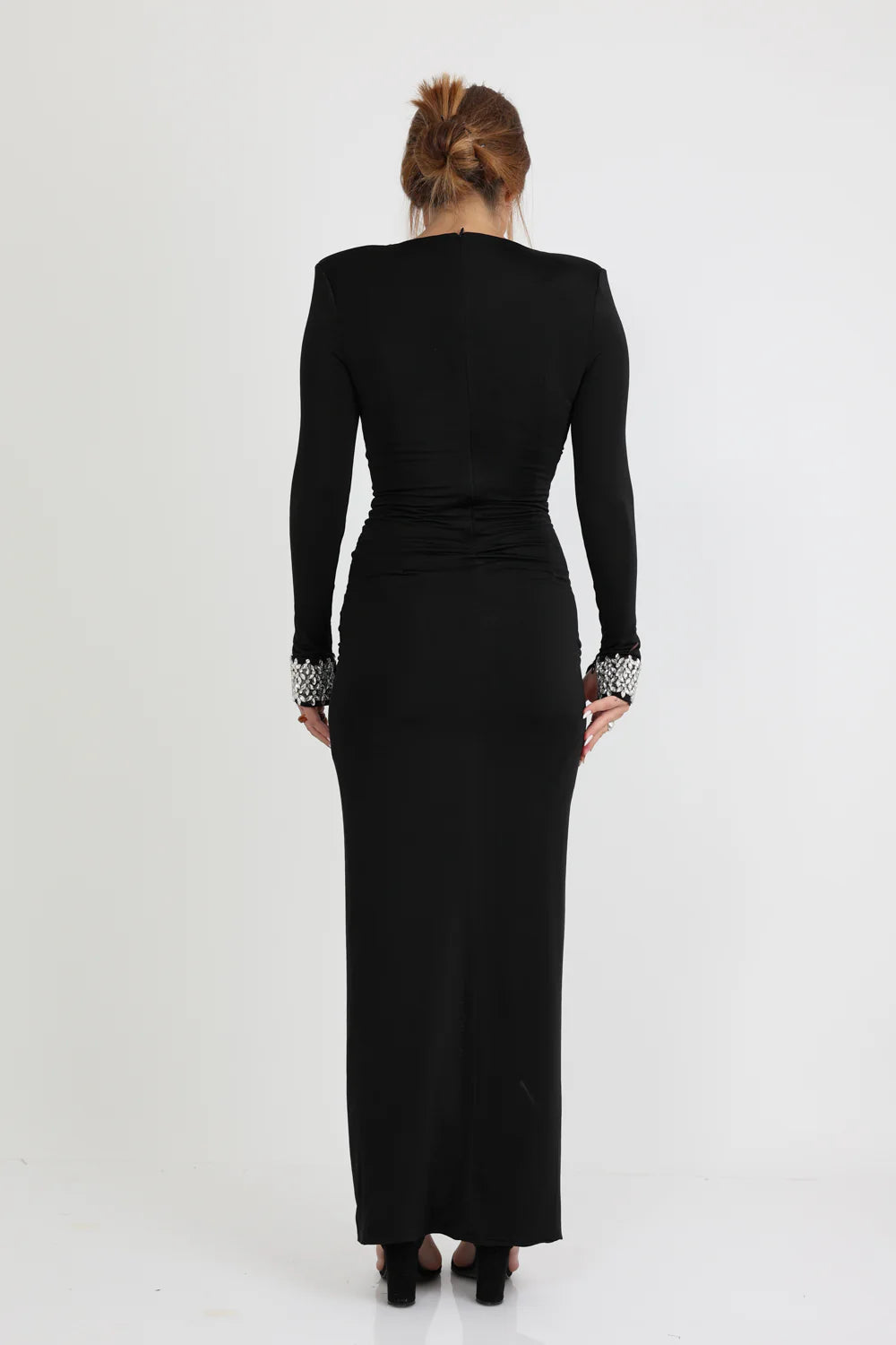 שמלה צנועה בשילוב אבנים כסופות בשרוול