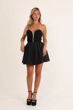 שמלת מיני סטרפלס עם גזרה מחמיאה וחצאית מתרחבת