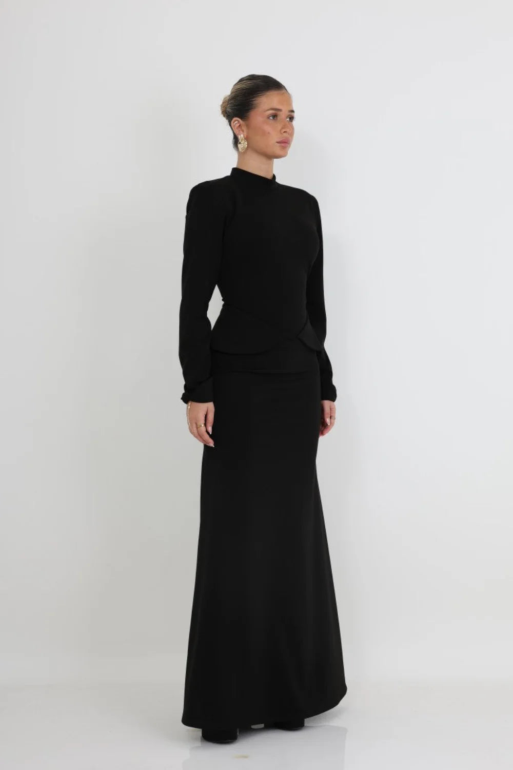 שמלת מקסי צנועה מחטבת לנשים | SLUXE - שחורה